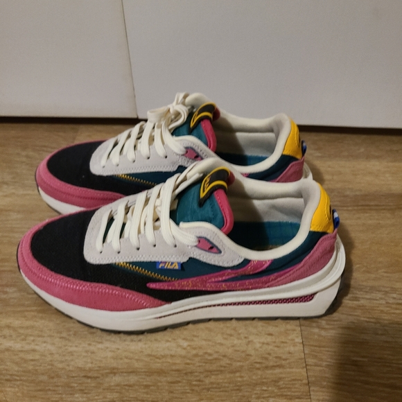 FIILA Sneakers - Picture 2 of 7